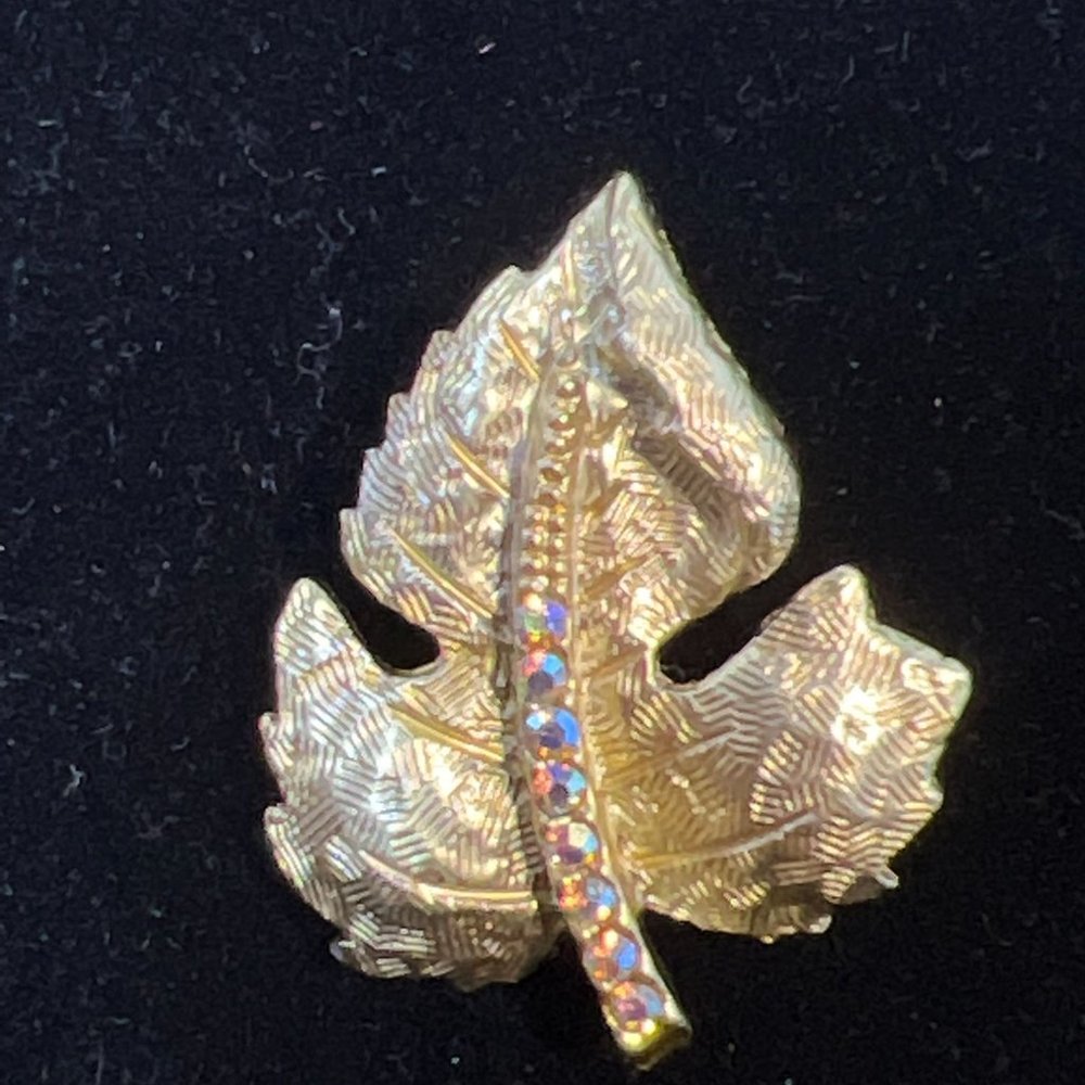 Vintage Gold Tone Aurora Borealis Rhinestone Leaf Brooch (4098) - Picture 2 of 5